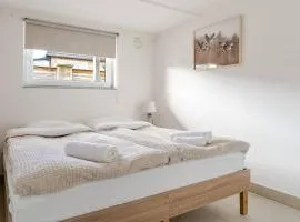 Kattarp Home Cellar - Free Parking & Private Entrance