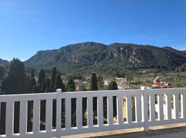 Penthouse avec vue montagne proche de la mer a 15km, готель у місті Bárig