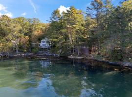1920s Riverfront Cottage Historic Maine Charm, Hotel in Edgecomb