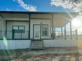 Charming Tiny Home Near Killeen & Fort Hood、Kempnerのホテル