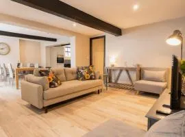 Stylish & modern terraced home Sleeps up to 11