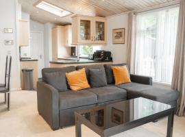 Cosy Lodge on Farm with Donkeys Parking, Hotel in Chester