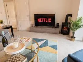 Stylish Detached Upton Home Sleeps 8 Parking