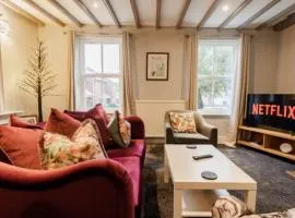Spacious City centre 2 bed home Parking Sleeps 4