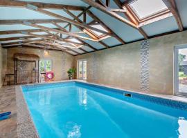 Large farmhouse heated pool nr Chester Parking, hotel a Holt