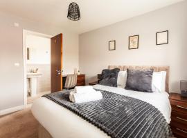 Stylish 3BR Retreat with 6 Beds, Sleeps 7, Parking, hotell sihtkohas Hyde