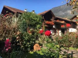 Holiday Home Chalet-Hausteil mit Garten im Dorfkern by Interhome