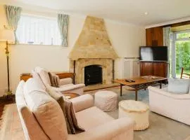 Spacious detached 4 bed can sleep 9 Parking