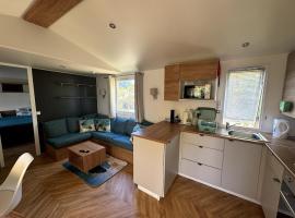 Bungalow 413 Camping Lac des Reves, Wi-Fi, proche Fun Zone, hotel v destinaci Lattes