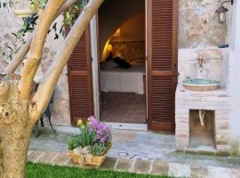 Il Lanternone - Casa nel Borgo di Acquasparta, hotel a Acquasparta