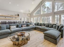 Hot Tub & Games Galore! Greers Ferry Lake Home, hotel a Fairfield Bay