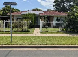 BIDWILL GARDENS ON MIDDLETON - 2 Rooms A Private Room with a King-Size Bed or Open Lounge Room Floor Mattress SHARED Bathroom FREE Kitchen Essentials FREE Laundry Facilities Fast WIFI HDTV NETFLIX, YOUTUBE, KAYO Meal and Transport Service Available
