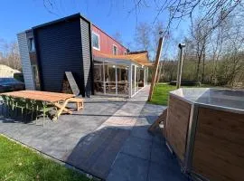 Villa Juni - New spacious villa with hottub