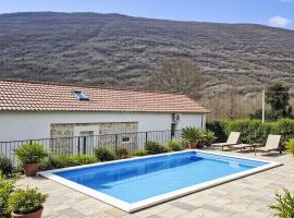 Holiday Home Ana by Interhome, hotel a Runović