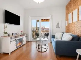 Jennifer's Chic Downtown City Views Private Deck