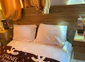 Modern Furnished Studio Apartment in Yaba, Lagos, מלון בOmole