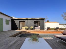 Villa with pool between village, beach, and forest, Hotel in Ars-en-Ré
