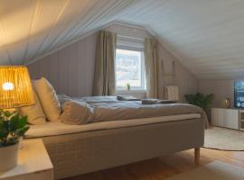 Cozy Nordic Attic with Smart TV & Modern Bathroom, hotell i Drammen