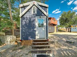 Red Rock Roost Posh Studio near Hiking Trails, hotelli kohteessa Colorado Springs