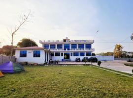 The Khajuraho Heritage Retreat, Hotel in Ghūra
