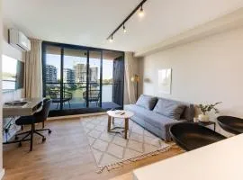 Brand new apartment on the lake 5 min from the airport