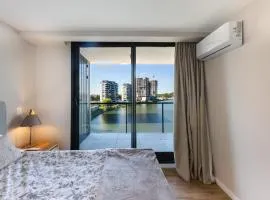 Brand new apartment on the lake 5 min from the airport