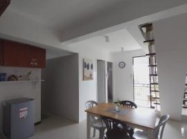 Pusok में, होटल Affordable 4BR Loft Condo at The Kiener Hills