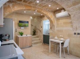 Hnejja Stays - Maltese Character Maisonette in Floriana- 5-Min Walk to Valletta, hotel sa Il-Furjana