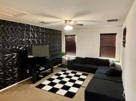 Luxurious 4bed 3bath Near River Walk and Lackland AFB with King Bed, hotel in San Antonio