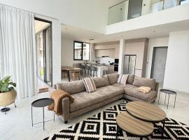 4BR Villa with 360 Rooftop & Lake Views, hotel v mestu Kigali