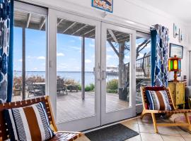 Beachfront Condo - Prime Commercial St Location: Provincetown şehrinde bir otel