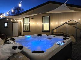 Cliff Views, Hot Tub, Game Room, Kayaks, khách sạn ở Page