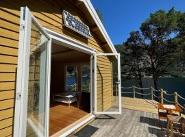 Cabin with boat close to the sea, Hitra municipality, hotel din Hitra