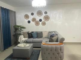 Lujoso apartamento con jacuzzi y gimnasio، فندق في Jacagua