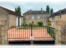 Le Chevain에 위치한 호텔 Gites Chateau Saintonge