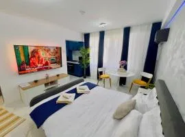 Elena's Studio Central - Home Cinema - Confort Premium