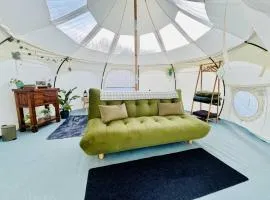Luxury Stargazing Glamping Seren A with Hot Tub