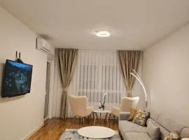 Sweet Spot, Large Flat with Free Parking, between Sarajevo and Bosnian Pyramids in Visoko, Fits 6