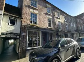 Charming 3 Bedroom High St Apartment