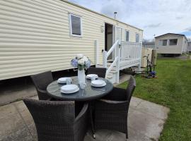 3BR Family Caravan Steps Away From Beach With Free WiFI, Smart TV & Fishing Lake, Arcades, hotelli kohteessa Burnham-on-Sea