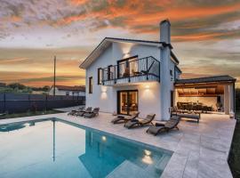 Villa Enja in tranquille village with heated salted pool – hotel w mieście Vintijan