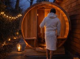 Luxe houten wellness boshuisje met Sauna, Hotel in Meijel