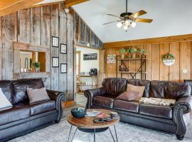 half Mi to State Park! Riverfront Ozarks Retreat: Mammoth Spring şehrinde bir otel