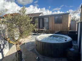 Tiny house 3 à 4 personnes โรงแรมในSaint-Loup-Nantouard