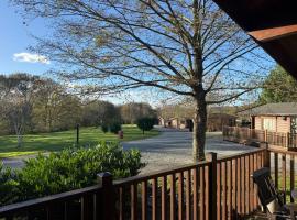 Meadowbrook Lodges - up to 20 guests, hotel em Exeter