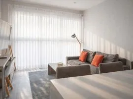 Luxury Condo 1BR Kitchen AC Gym Pool Cine 100MB