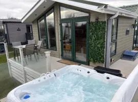 Hot Tub Lodge with Panoramic Views & Free Golf