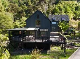 Matakana Retreat - Luxury Off Grid Lodge in Nature