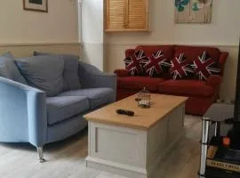 Tranquil Retreat - 3 Bedroom House with hot tub