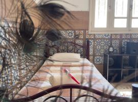 Fantastic Villa -A Peaceful, Art-Inspired Retreat with AC, Fast WiFi & Free Private Parking in Erfoud -Your Gateway to Merzouga Dunes, hotel em Arfoud